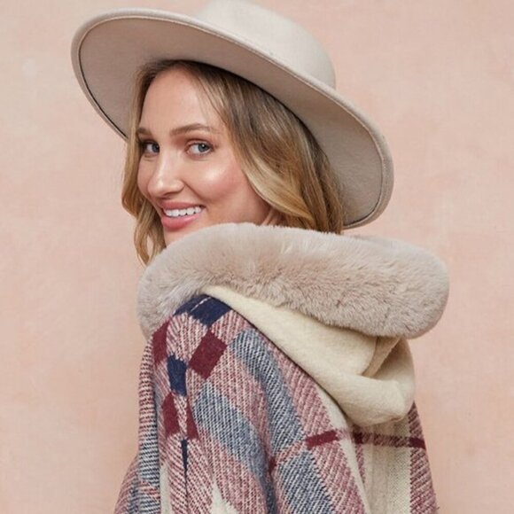 On Blue Women's Poncho Faux Fur Hooded Wrap Cape Size L/XL Plaid Arm Holes Boho - Picture 11 of 16